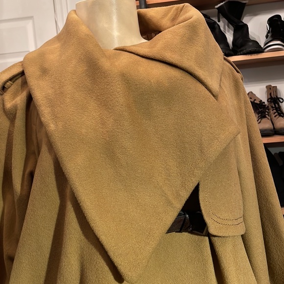 Limited collection wool coat with a symmetrical collar and hood - Picture 2 of 9